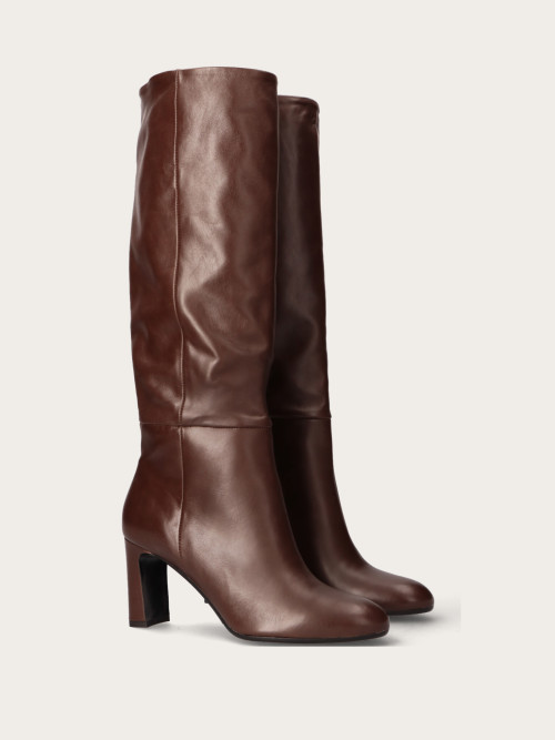  Czekoladowe kozaki z szerszą cholewką