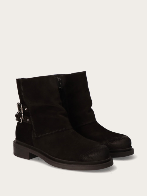  Czarny zamszowy botek z klamrami