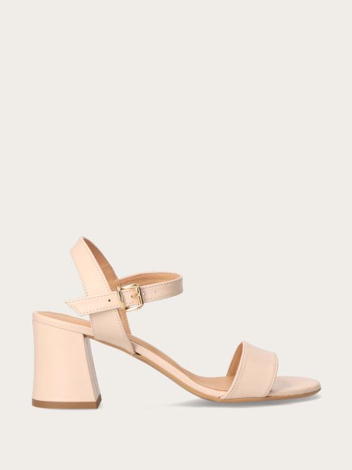 Kremowe sandały na słupku